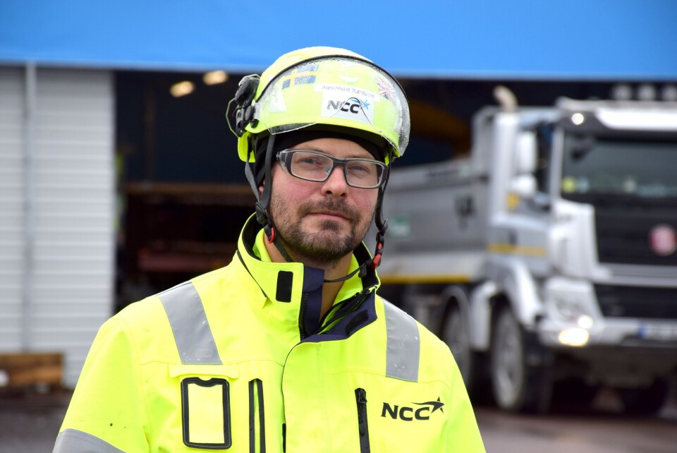 Alexander Kahlbom, arbeidsleder på NCC holder nøye oppsyn med alt fra transporter av armeringskurver til støping.