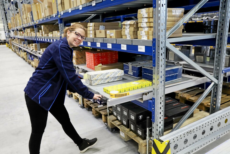 Ergonomi: Mari Mathisen viser hvordan mange av hyllene kan trekkes ut og gi bedre ergonomi for de som plukker.