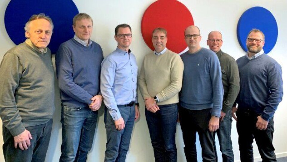 Tirsdag 4. februar signerte Statens vegvesen kontrakt med Prodtex Industri om produksjon av ståldekke til gangbru i Åfjord kommune. Fra venstre: Yngve Aartun (Plan Arkitekter), Lars Helge Kolmannskog (Åfjord kommune), Sigbjørn Nordstrand (Prodtex Industri), Tore Roppen (Prodtex Industri), Cato Dørum (Statens vegvesen), Tore Askeland (Statens vegvesen) og Johannes Veie (Statens vegvesen).