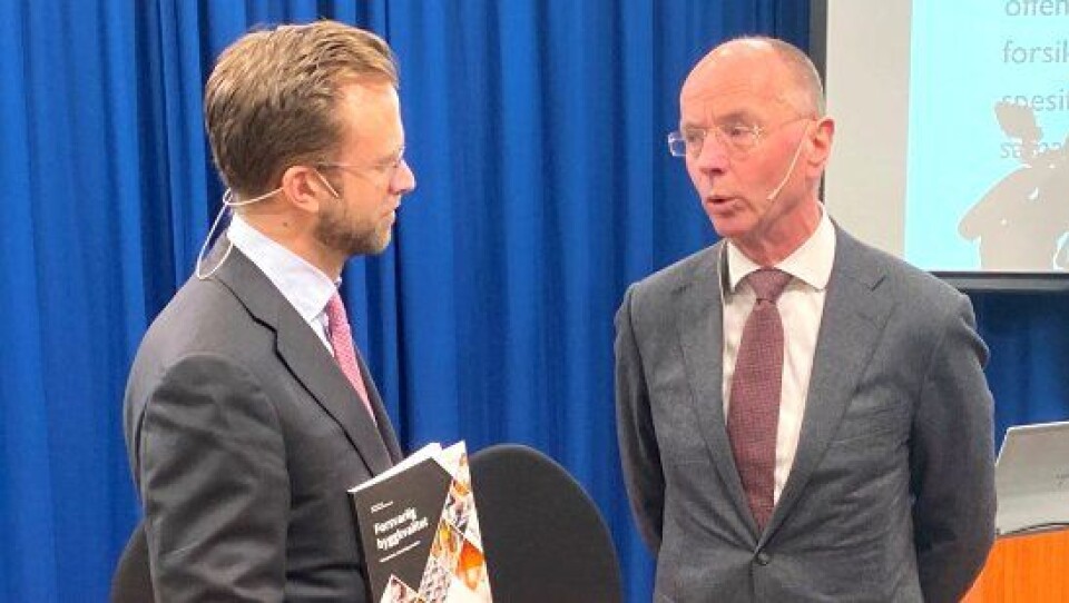 Kommunal- og moderniseringsminister Nikolai Astrup (t.v.) mottok rapporten fra utvalgsleder professor Nils-Henrik von der Fehr.