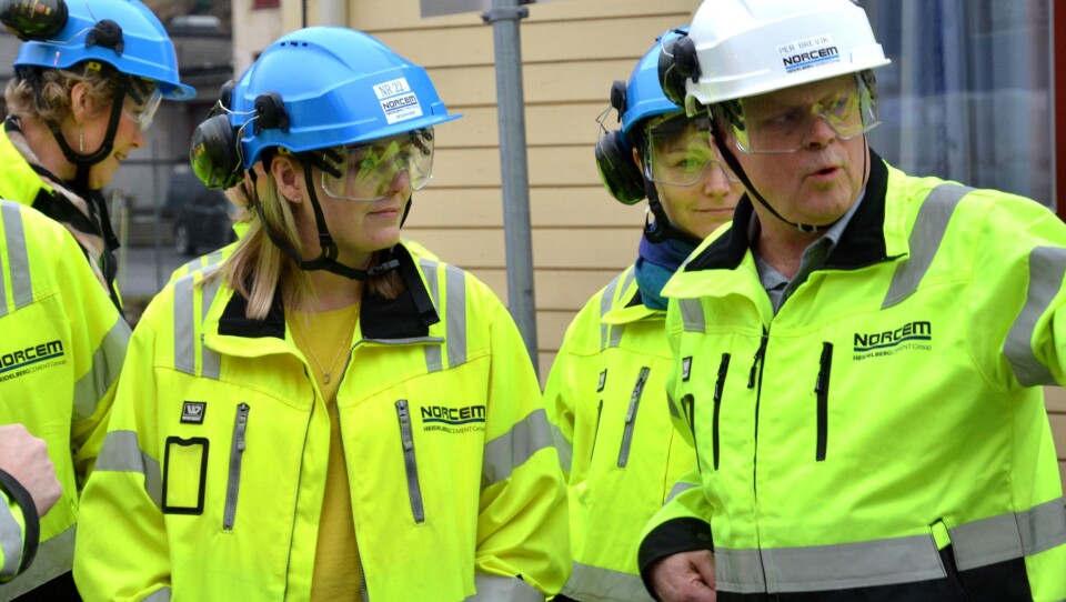 Olje -og energiminister Tina Bru blir fremvist hvor karbonfangstanlegget i Brevik eventuelt skal bygges, av Per Brevik, Direktør for Bærekraft i HeidelbergCement Northern Europe.