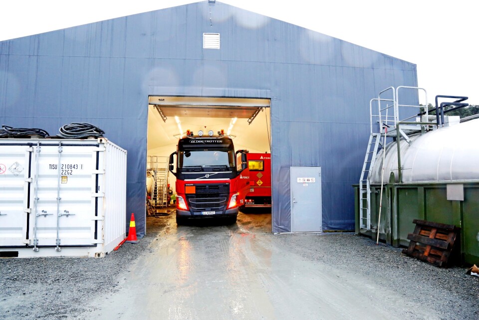 TRANGT: Begge «truckene» får plass under tak her, men det er trangt og plassen utenfor må benyttes til en del oppbevaring. TRANGT: Begge «truckene» får plass under tak her, men det er trangt og plassen utenfor må benyttes til en del oppbevaring.