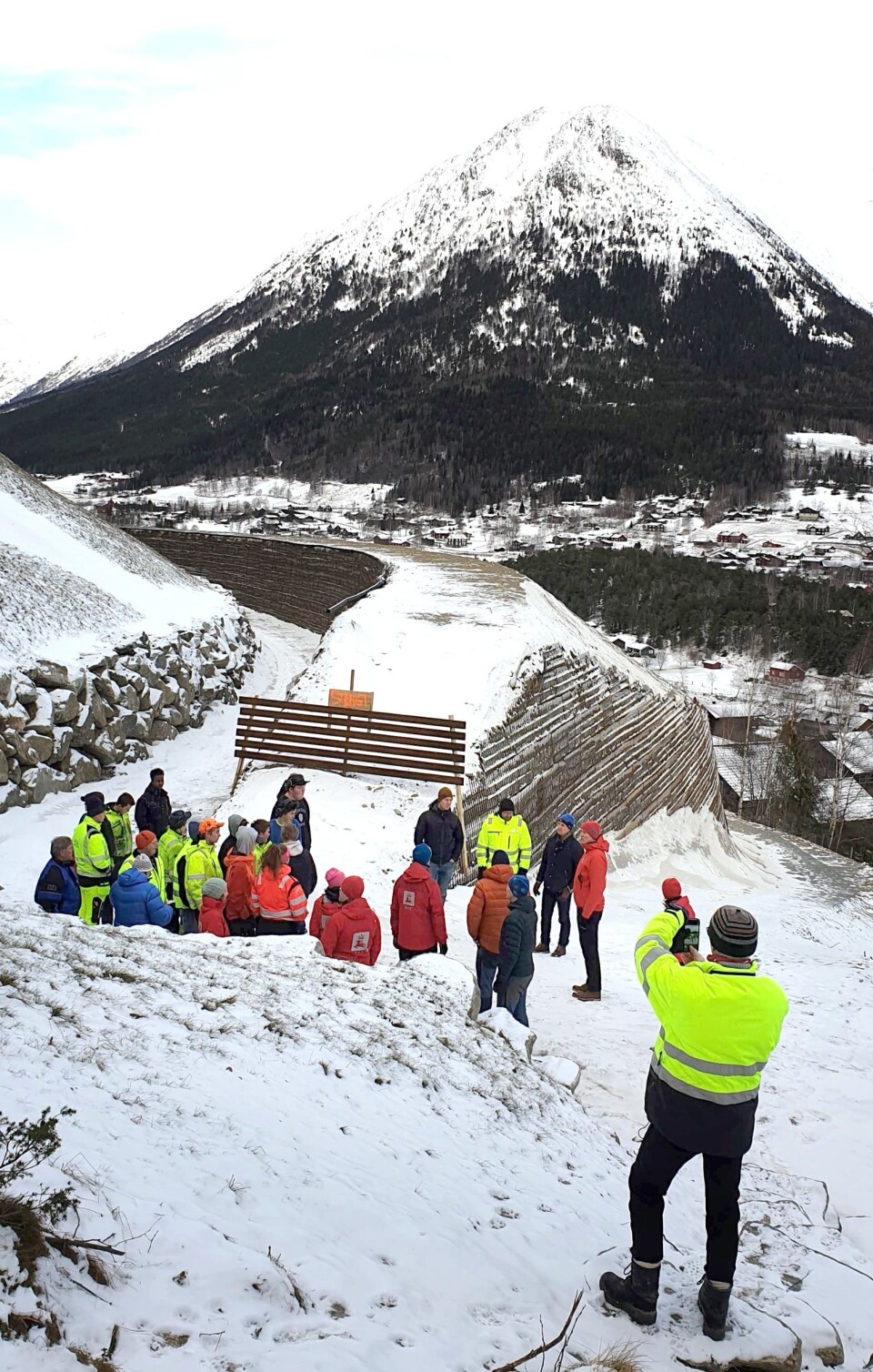 Fra befaringen. Vollen sikrer mot steinsprang og skred.