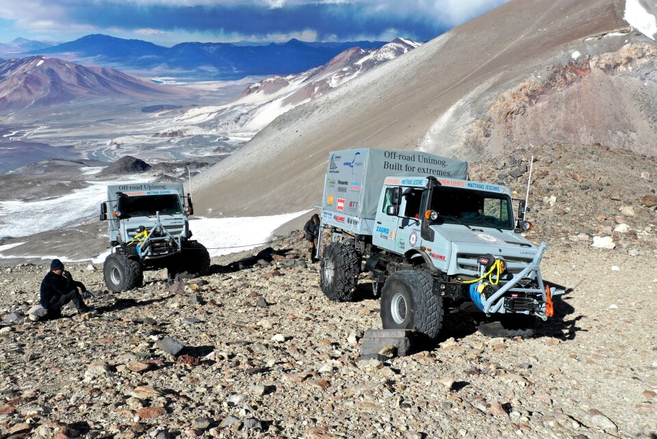 Disse to Unimog U5023-ene hadde i oppdrag å plassere ut fire nødradio-sendere ved høytliggende basestasjoner i fjellet Ojos del Salado i Chile. Deretter satte de verdensrekord for hjulkjøretøy i kjøring høyest over havet. Den ene kom 6694 meter over havet ved å vinsje seg opp under en fjellknaus.