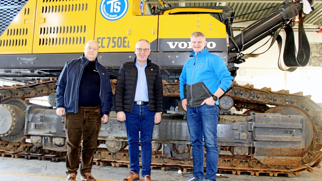 Rett på nyåret ble Volvos 75-tonns beltegraver overlevert med maskinansvarlig Karsten Gryte (fra venstre), Olav Stangeland og Tor Anders Skjæveland tilstede. Rett på nyåret ble Volvos 75-tonns beltegraver overlevert med maskinansvarlig Karsten Gryte (fra venstre), Olav Stangeland og Tor Anders Skjæveland tilstede.