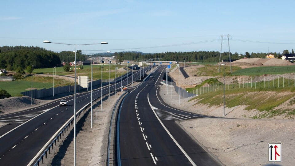 I dag er minimums veibredde på motorvei i Norge 23 meter, med veiskuldre, kjørefelt og midtskille. Nye Veier AS foreslår at det skal være minimum 19 meter, slik at man får bygget mer vei for pengene. Bildet er fra E18 nordover fra Ringdalkrysset i Larvik, der midtskillet er betydelig bredere enn dagens minimumskrav.
