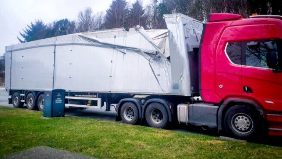 Det ble gitt bruksforbud og sjåføren ble anmeldt for uforsvarlig kjøring.