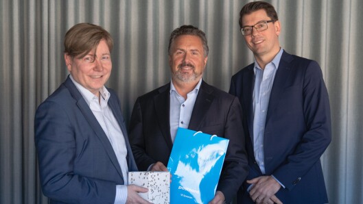Robert Lona ønskes velkommen av kommunikasjons- og markedsdirektør Ole A. Hagen (t.v.) og finansdirektør Runar Steen. Robert Lona ønskes velkommen av kommunikasjons- og markedsdirektør Ole A. Hagen (t.v.) og finansdirektør Runar Steen.