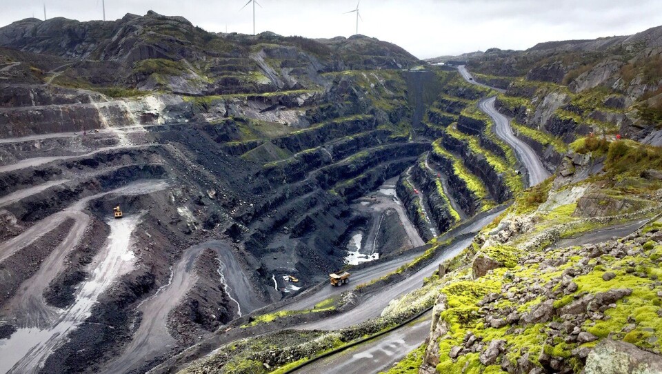 Titania AS er Europas største produsent av ilmenitt, et mineral som er utgangspunktet for framstilling av titanhvitt (TiO2). Malmen tas ut i dagbrudd som setter tydelige spor i landskapet, her fra det store bruddet på Tellenes.