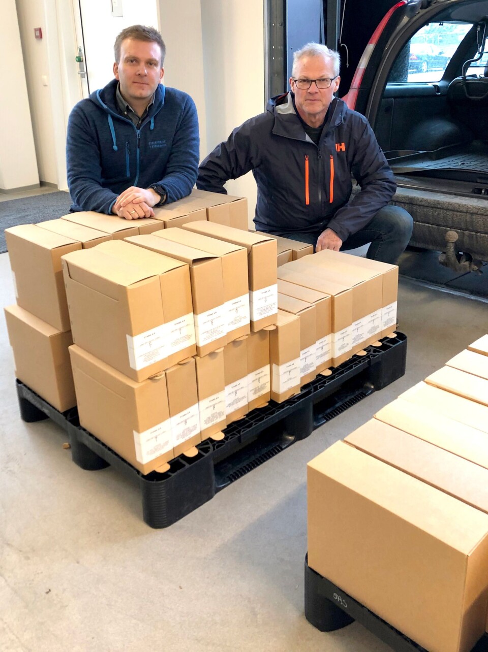 Arkivet til Titania AS på vei inn i Arkivverkets magasiner på Arkivenes hus i Stavanger. Finn Nesvold fra Titania AS (t.h.) leverer arkivet til Eivind Skarung fra Arkivverket.