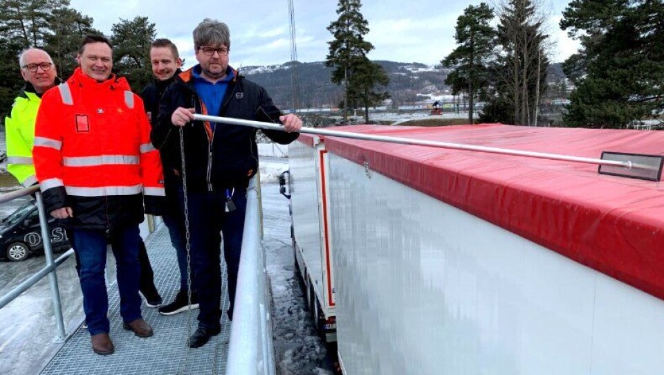 Her demonstrerer lastebilsjåfør Kjetil Markeng hvordan snø og is enkelt kan fjernes fra biltaket når han står på snøfjerningsrampen. Han er flankert av, fra venstre, leder NLF Innlandet, Guttorm Tysnes, avdelingsdirektør Drift og vedlikehold Øst, Cato Løkken, og styreleder NLF Innlandet, Arild Olsbakk.