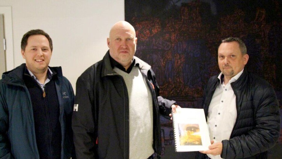 Fra venstre: Kontrollingeniør Kristian Magnussen og byggeleder Geir Larsen fra fylkeskommunen og daglig leder Are Oxholm fra AG Tunnel.