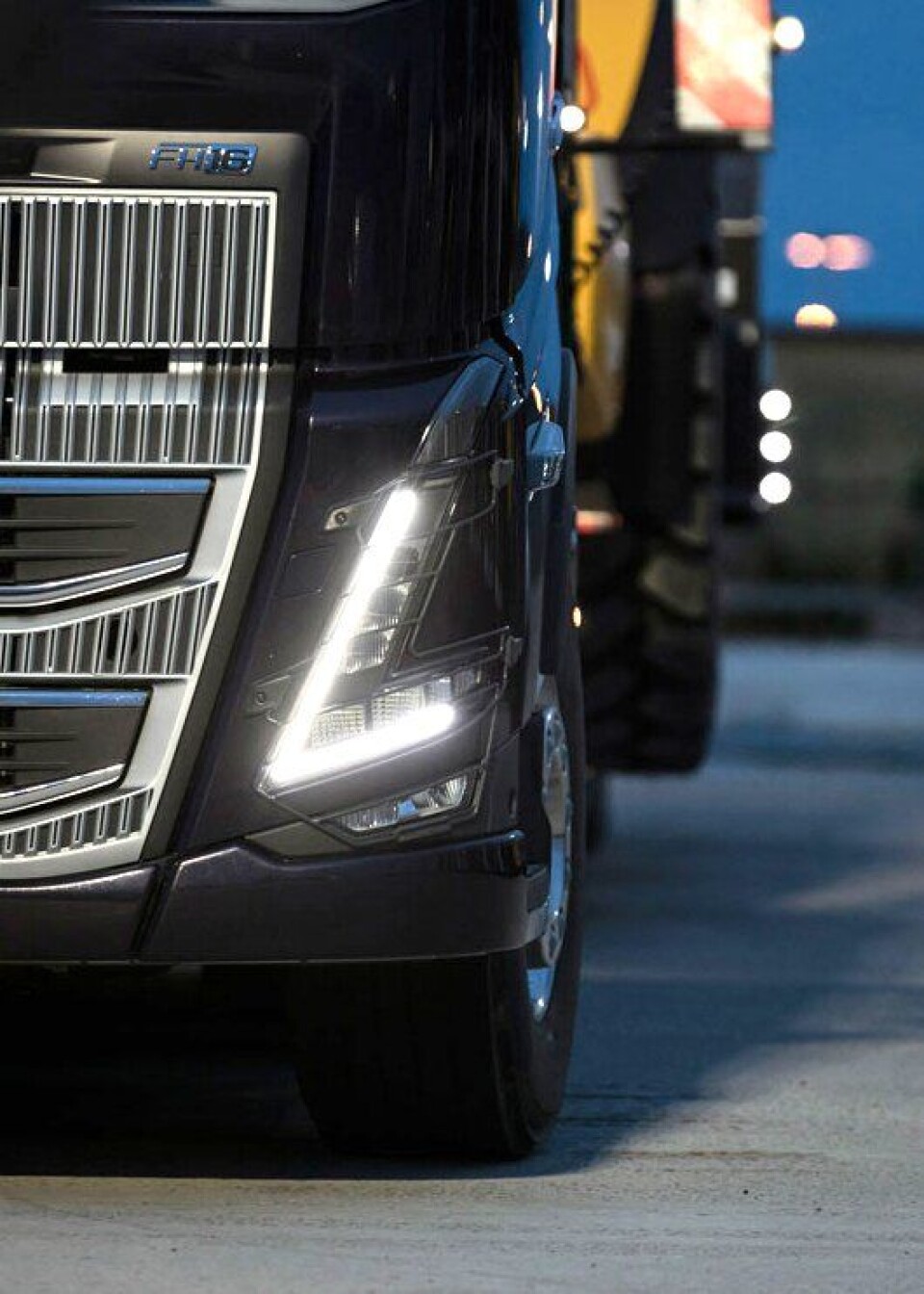 Detalj av lys og grill på nye Volvo FH16.