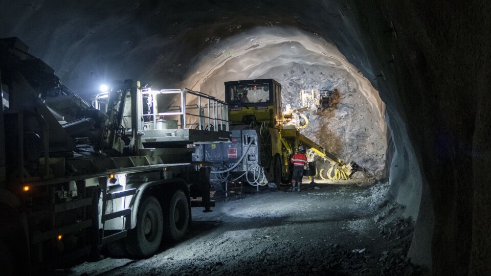Bygging av Lyshorntunnelen med sine to løp på 9,2 kilometer hver, var en del av det omfattende arbeidet Veidekke utførte for Statens vegvesen på prosjektet E39 Svegatjørn–Rådal mellom Bergen og Os. Prosjektet omfattet bygging av 18.000 meter hovedvei og 1300 meter ny fylkesvei med gang- og sykkelvei. Bygging av Lyshorntunnelen med sine to løp på 9,2 kilometer hver, var en del av det omfattende arbeidet Veidekke utførte for Statens vegvesen på prosjektet E39 Svegatjørn–Rådal mellom Bergen og Os. Prosjektet omfattet bygging av 18.000 meter hovedvei og 1300 meter ny fylkesvei med gang- og sykkelvei.