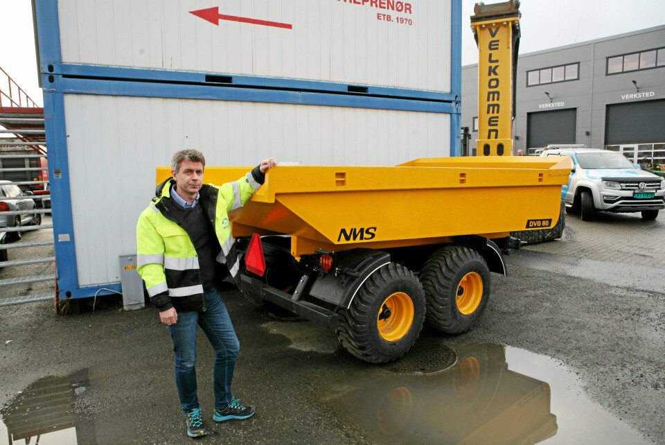 Daglig leder Kai Moen, Malleus Maskin AS, viser dumperhengeren DVG 80 som er tilpasset hjulgravere.