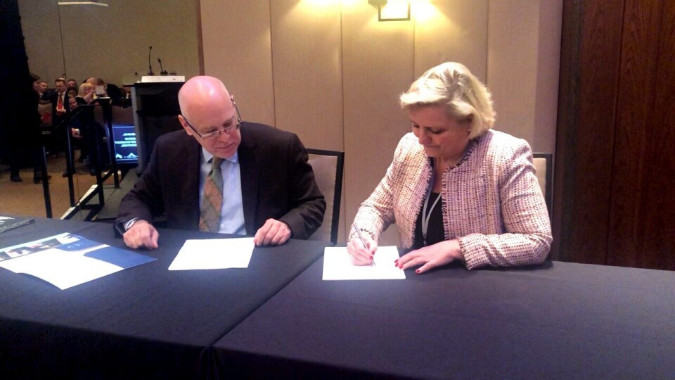 Anita Helene Hall (generalsekretær Norsk Bergindustri) og Pierre Grotton (president and chief executive officer Mining association of Canada) signerte TSM-avtale i Toronto, Canada, i mars 2020.
