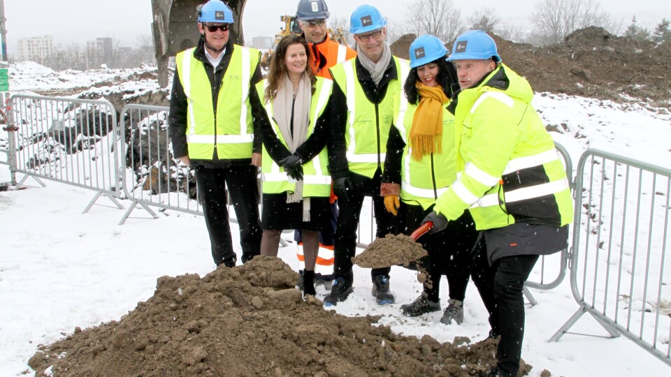 Første spadetak: Byrådsleder Raymond Johansen, sammen med byråd Victoria Marie Evensen, byråd Robert Steen, adm.dir. Cathrine Loftshus i Helse Sør-Øst, konsernsjef Ståle Rød i Skanska, Ståle Rød og Omsorgsbyggs adm.dir. Lars Henrik Bøhler.