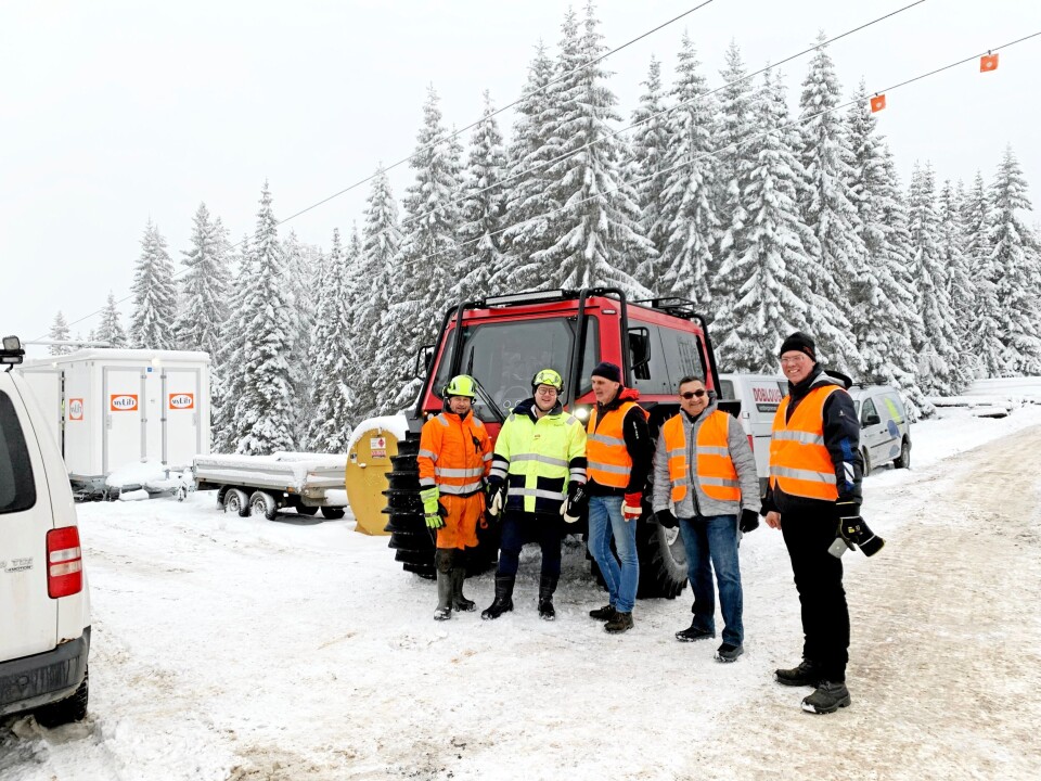 TEST: Mannskapet som var med på testen. Fra venstre: Bjørn Olav Engh, (Dobloug Entreprenør AS), Leif Gunnar Jota (Eidsiva Nett AS), Thorstein Ouren (Owren AS), Amine Khimjee (eier av Zeal Motor Inc.) og Trygve Owren (Owren AS).