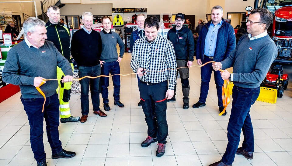 Kåre Helge Engdal (Eiksenteret Midt-Norge avd. Oppdal) klippet snora som markerte den offisielle åpningen av det nye Eiksenteret i Oppdal. Snorholdere var salgssjef Øyvind Wekre til venstre og daglig leder Jon Magne Sæter til høyre. Bak fra venstre, Gudmund Sande (Consto), Ingvar Særther (Consto), Ola Tande (Eiksenteret Midt-Norge), Øyvind Woland (AGCO Finance), Jan Eirik Holden (Eiksenteret Midt-Norge) og Geir Åge Lyng (Eikmaskin AS).