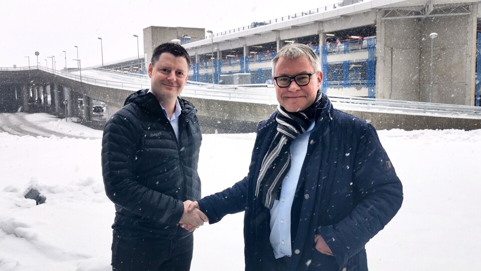 Adm. direktør Karl Martin Eggen i Duun Industrier (t.v.) og adm. direktør Michael Husfeldt i Norwegian Agro Machinery tar hverandre i hånda på den nye avtalen mellom selskapene.