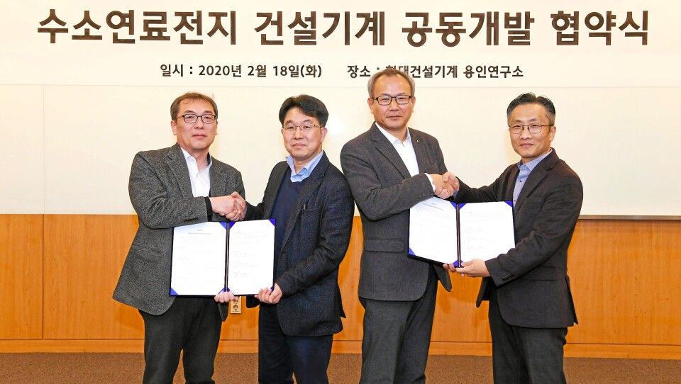 SATSER SAMMEN: Fra venstre: Kim Seung-han (utviklingssjef Hyundai Construction Equipment), Geum Yeong-beom (sjef for brenselcelle-divisjonen i Hyundai Mobis), Hwang Jong-hyeon (utviklingssjef materialhåndteringsdivisjonen i Hyundai Construction Equipment), Park Soon-chan (sjef brenselcelledisvisjonen i Hyundai Motor Company).
