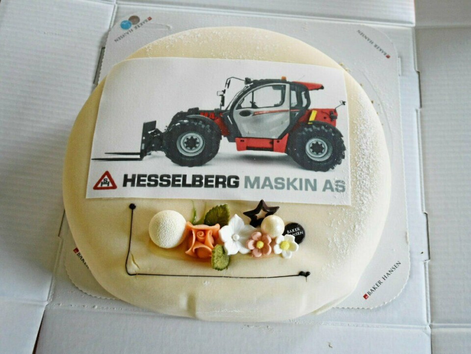 TRADISJON: Pyntet marsipankake er en hyggelig tradisjon når nye maskiner skal overrekkes.