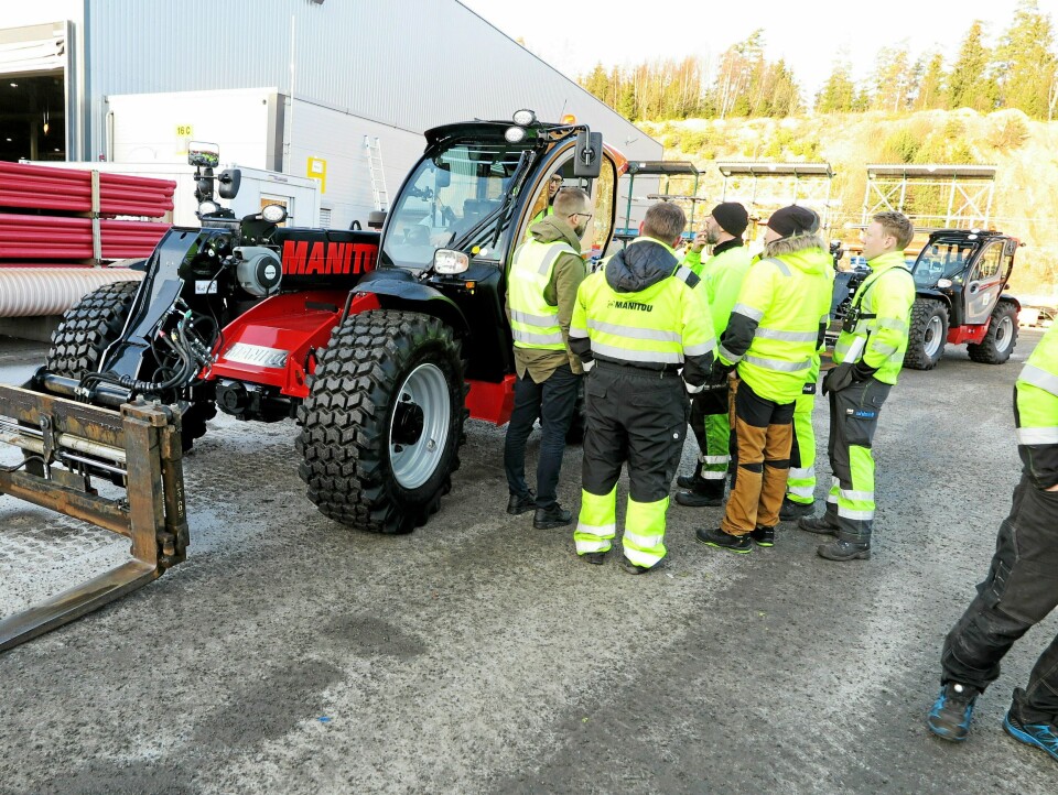 Det var stor interesse og trangt om plassen da de nye teleskoptruckene ble gjennomgått.