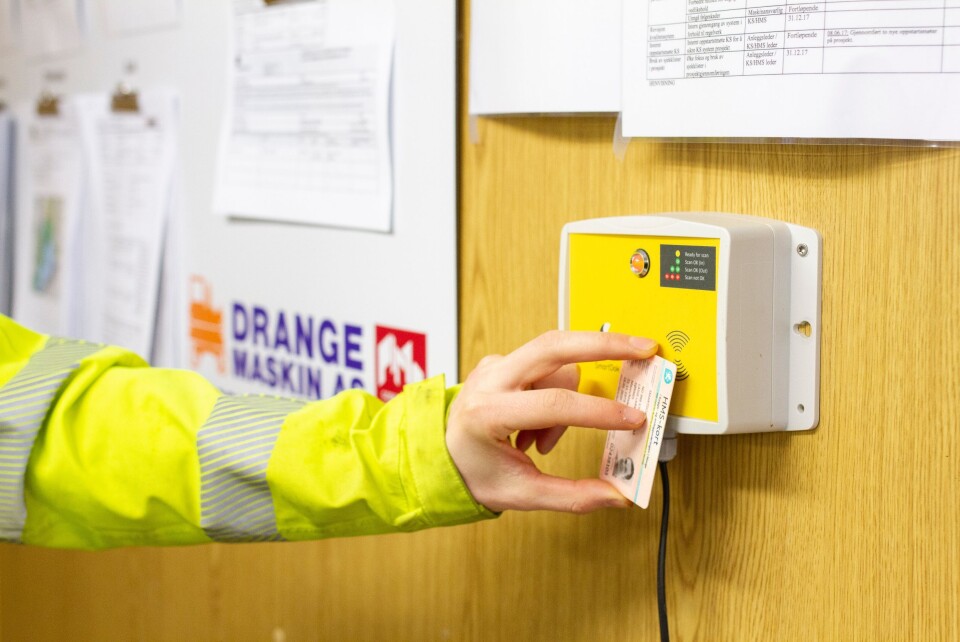 SJEKKER INN: Når de ansatte befinner seg innenfor et anleggsområde scanner de seg inn via SmartDoks byggekortleser. Det er også mulig å bruke appen til å gjøre det samme. I tillegg finnes det en egen SmartDok UE-app for underleverandører. SJEKKER INN: Når de ansatte befinner seg innenfor et anleggsområde scanner de seg inn via SmartDoks byggekortleser. Det er også mulig å bruke appen til å gjøre det samme. I tillegg finnes det en egen SmartDok UE-app for underleverandører.