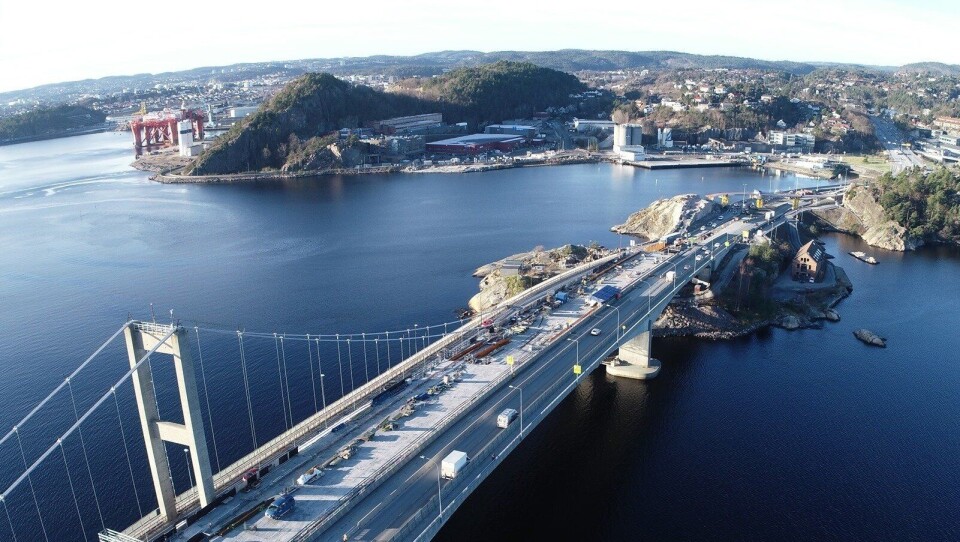 Mesteparten av arbeidene på E18 Varoddbrua i Kristiansand har stoppet på grunn av karanteneregler for personer som kommer til Norge fra land utenfor Norden.