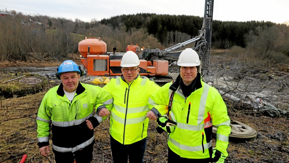 Fra venstre: Samarbeidstrioen Alf Saur (NVE), Torstein Engen (YIT) og Gunnar Prøis (Nittedal kommune) med boreriggen og rasområdet mot Nitelva som bakgrunn. Fra venstre: Samarbeidstrioen Alf Saur (NVE), Torstein Engen (YIT) og Gunnar Prøis (Nittedal kommune) med boreriggen og rasområdet mot Nitelva som bakgrunn.