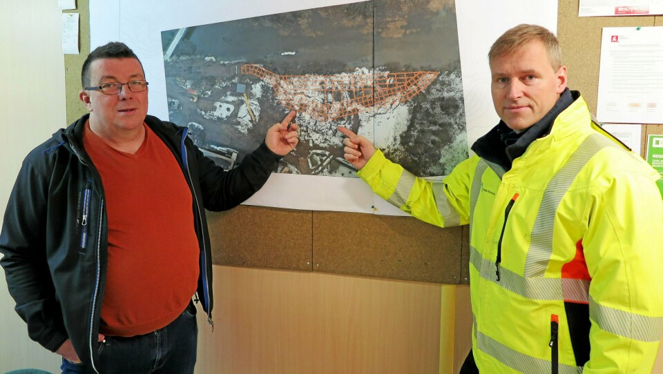 RUTEMØNSTERET: Prosjektlederne Torstein Engen (t.v.), YIT, og Gunnar Prøis, Nittedal kommune, viser skissen og rutemønsteret over hvor det skal bores og injiseres kalk/sement for å stabilisere kvikkleiren etter raset i Nittedal. RUTEMØNSTERET: Prosjektlederne Torstein Engen (t.v.), YIT, og Gunnar Prøis, Nittedal kommune, viser skissen og rutemønsteret over hvor det skal bores og injiseres kalk/sement for å stabilisere kvikkleiren etter raset i Nittedal.