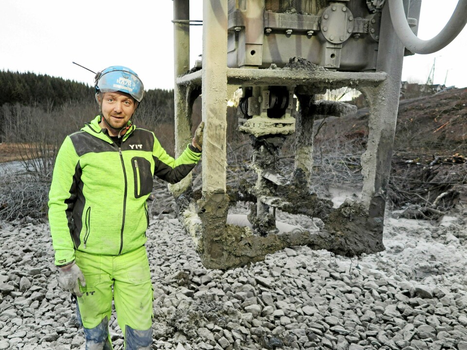 FØREREN: Odd Richard Hogsrud (på bildet) sammen med Richard Rognved sto for hele borejobben med den spesialbygde riggen.