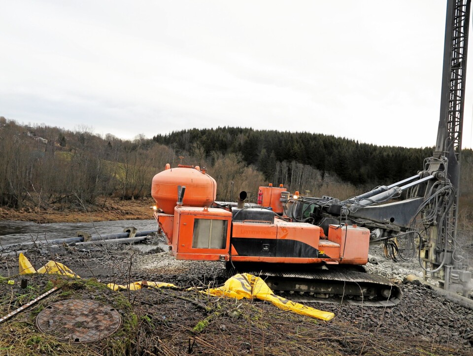 BORERIGGEN: Beholderen bygd på bakstussen av boreriggen rommer 240 liter kalkstabiliseringsmasse. BORERIGGEN: Beholderen bygd på bakstussen av boreriggen rommer 240 liter kalkstabiliseringsmasse.