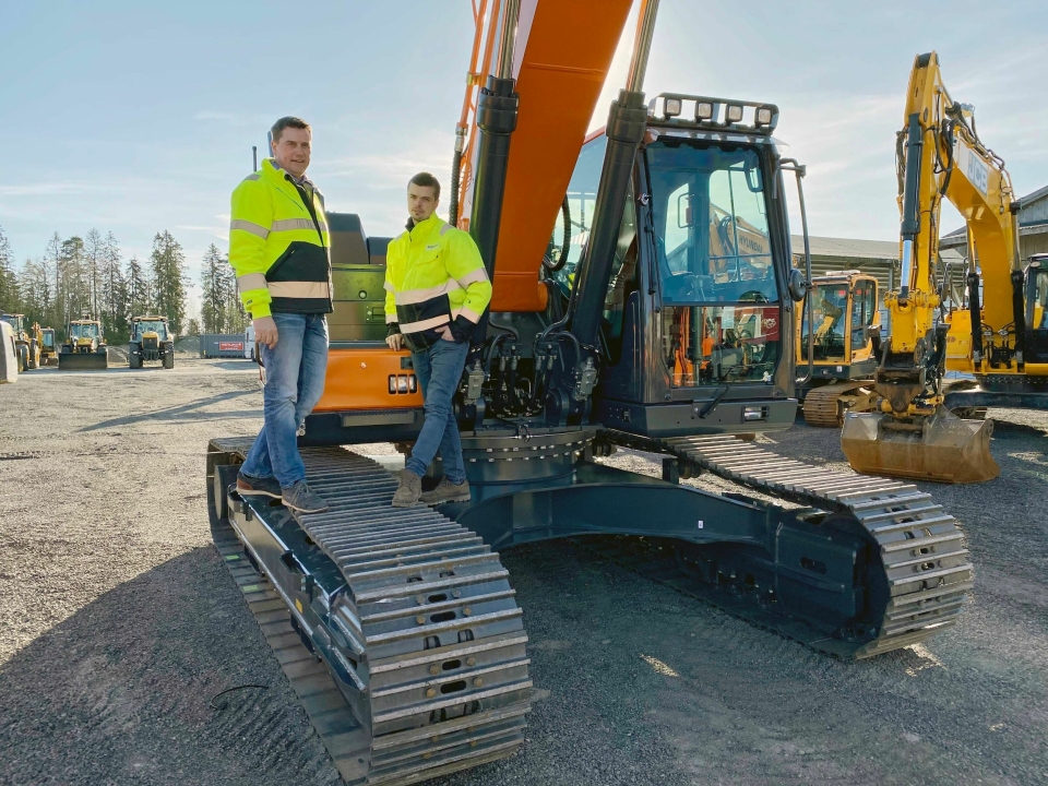 KVALITET: Tor Anders Høgaas og Anders Nordli er sikre på at de nye Doosan-maskinene blir godt mottatt i markedet.