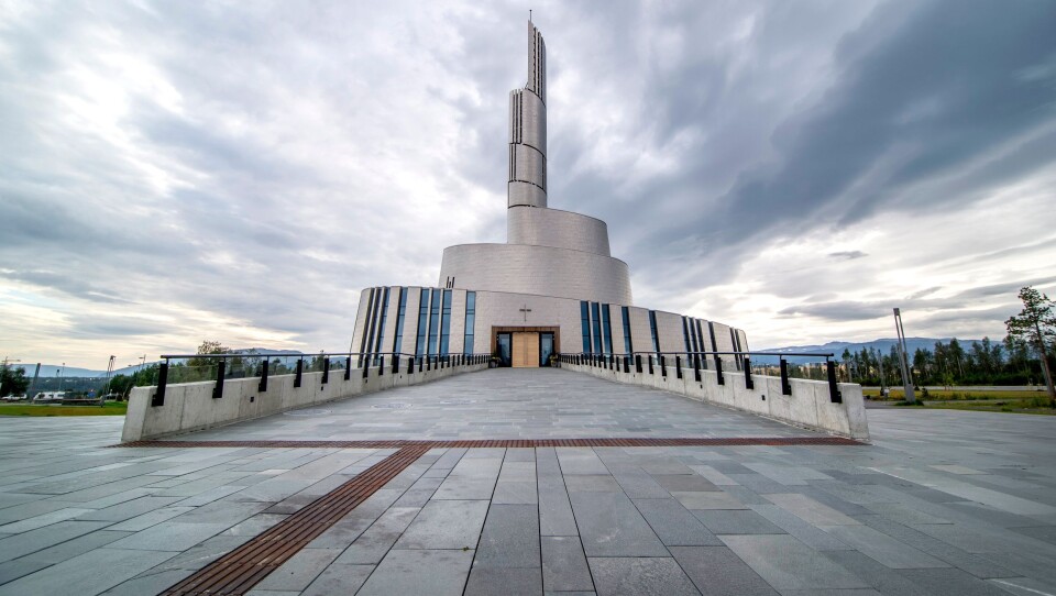Alta kirke i Alta, omkranset av Altaskifer som belegning.