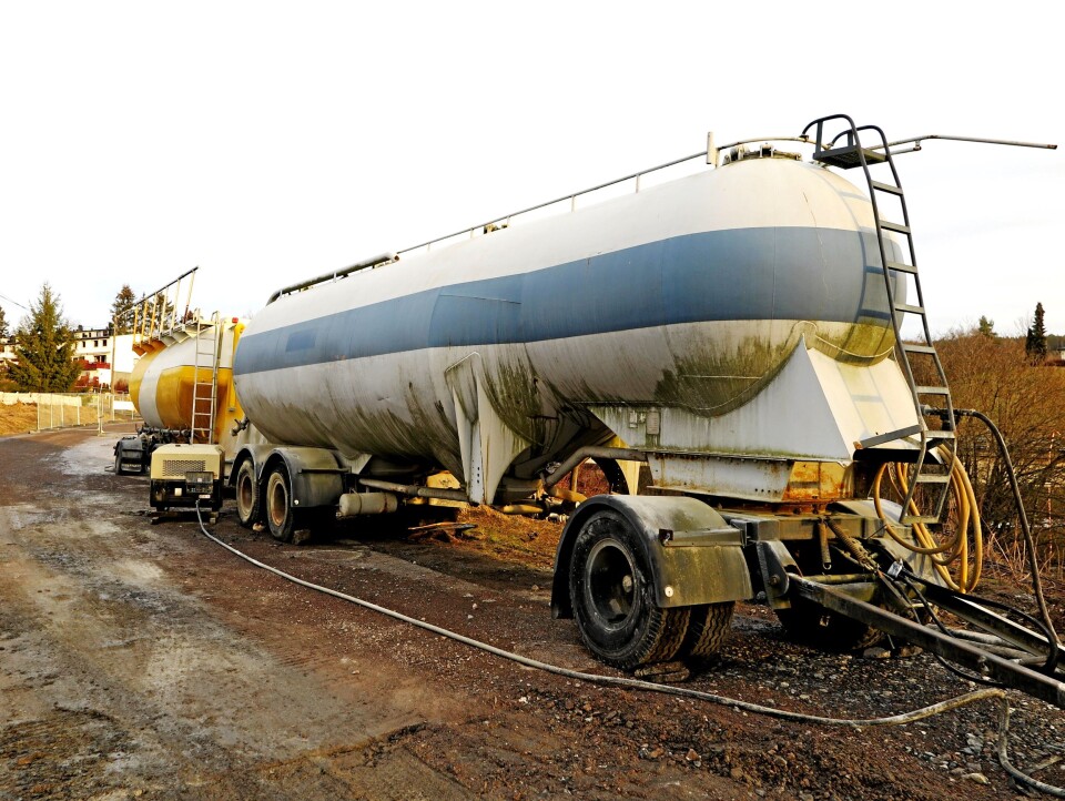 KALKFORSYNINGEN: Ferdigblandet brent kalk og sement fra Norcem ble transportert av Sørum Transport til rasstedet. KALKFORSYNINGEN: Ferdigblandet brent kalk og sement fra Norcem ble transportert av Sørum Transport til rasstedet.