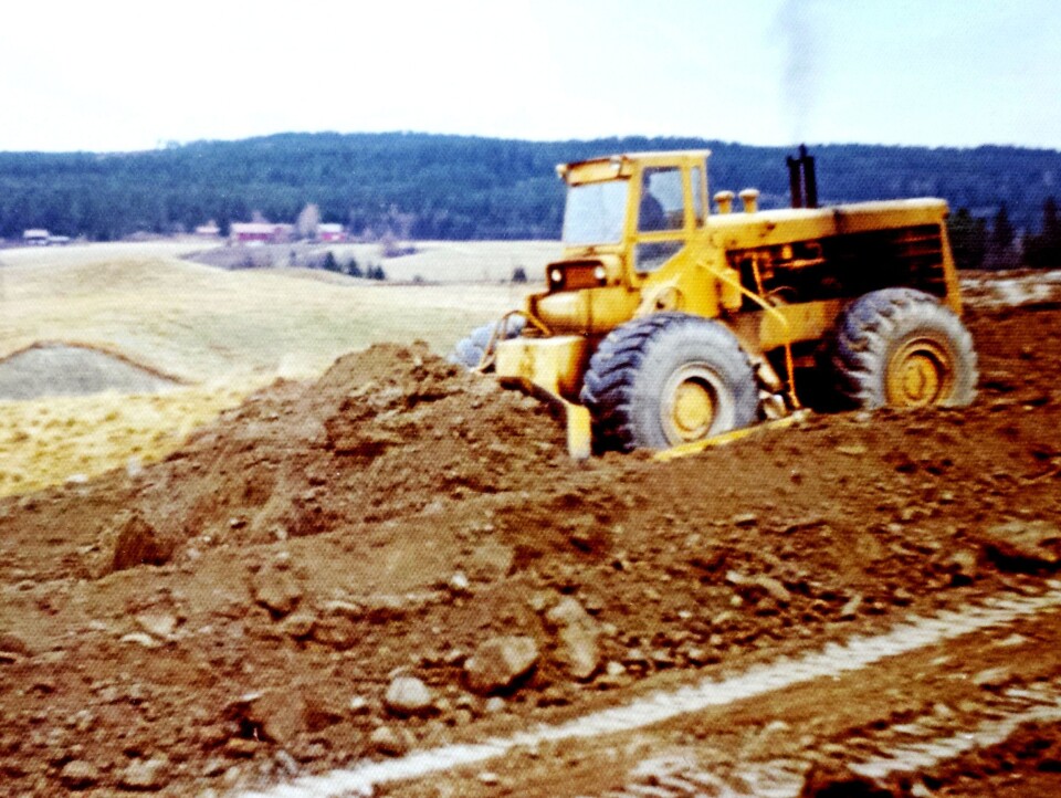 HISTORISK SUS: Her er Godzilla i gang med grunnarbeidene for bygging av Skjettenbyen på Romerike på 70-tallet.