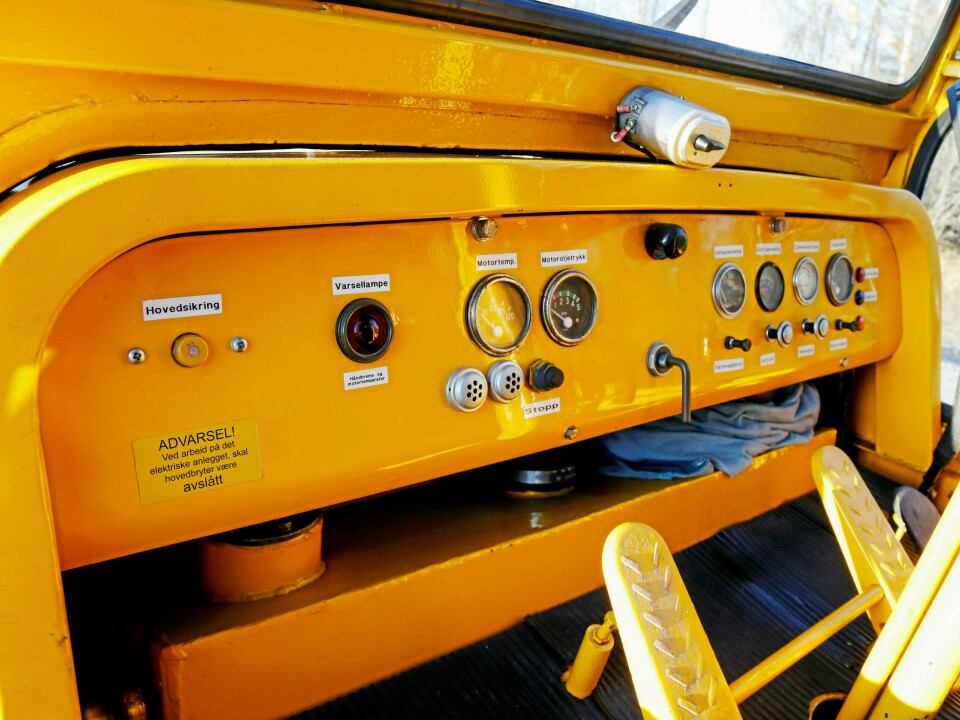 Det er enkelt og solid dashbord i hjuldozeren, som ble levert uten hytte på 60-tallet.