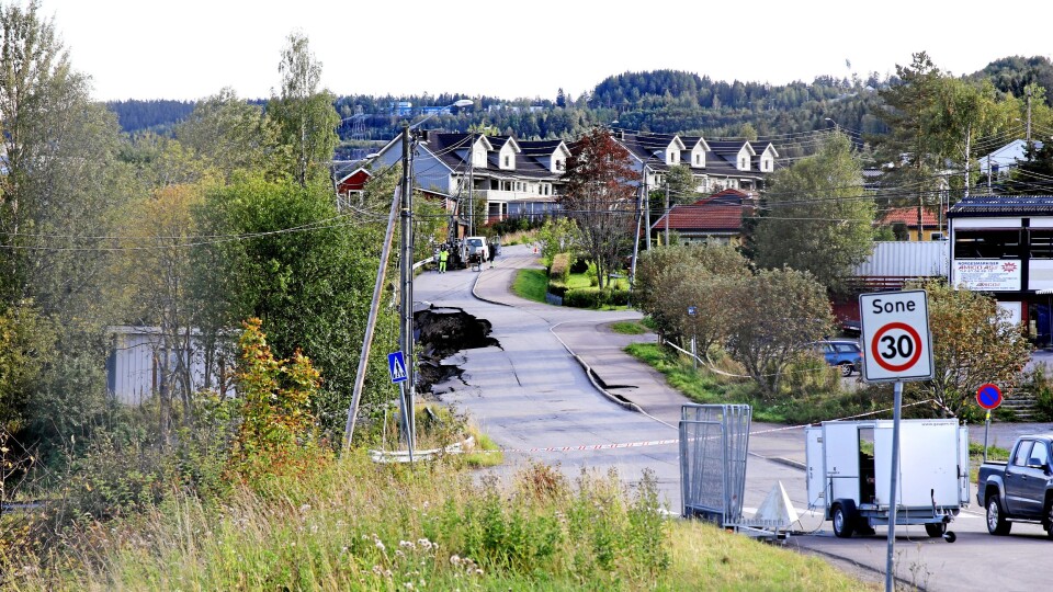 Husene overfor raskanten er fraflyttet på grunn av raset. Husene overfor raskanten er fraflyttet på grunn av raset.