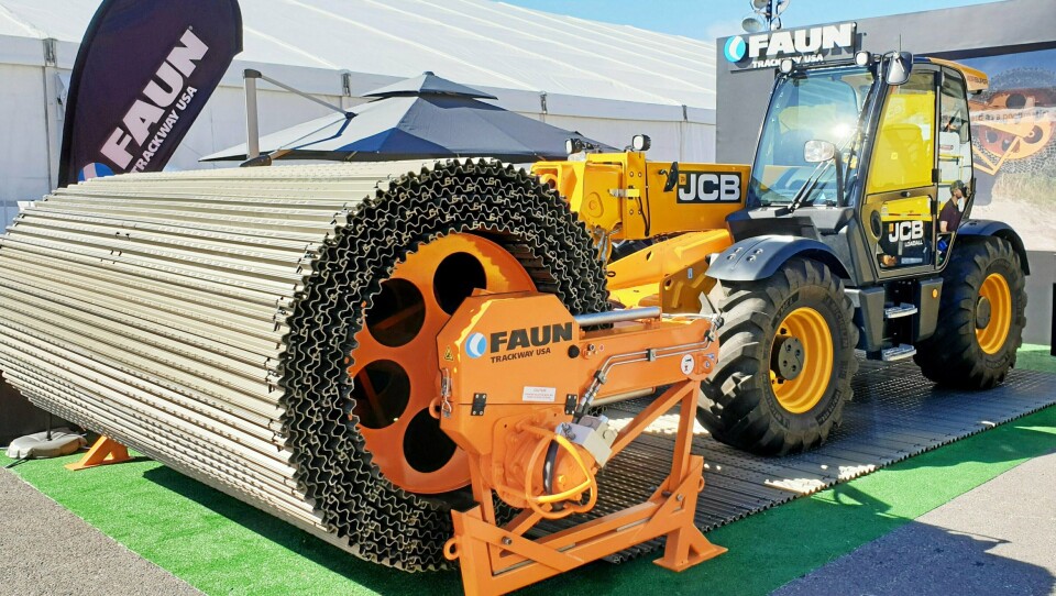 TRYGT: Med Roadway Kit-systemet kjører man trygt på vanskelig underlag, her vist på Conexpo på en JCB teleskoptruck.