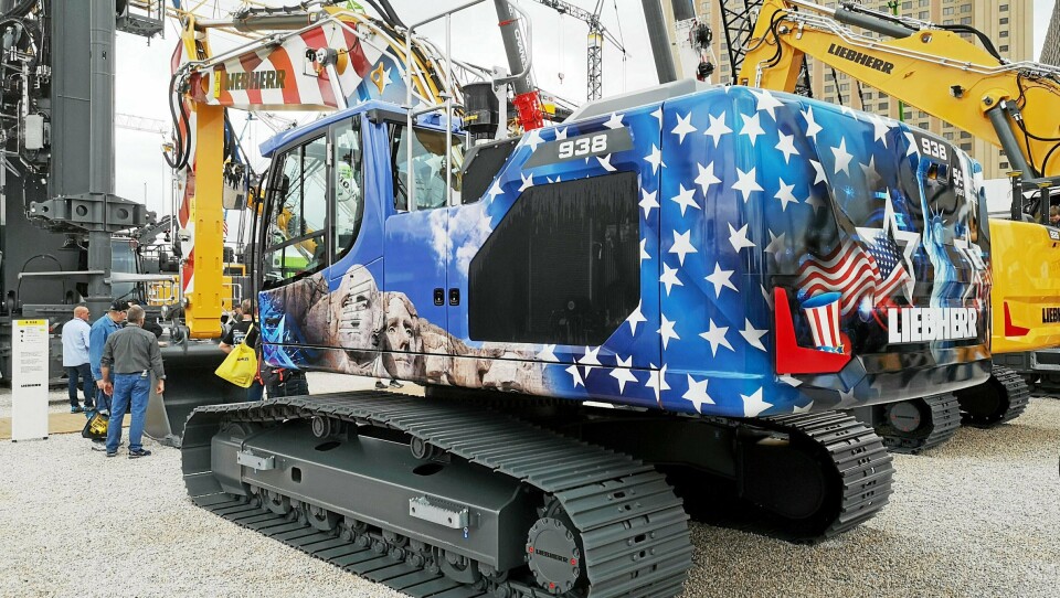 FLAGGMASKIN: På Conexpo flagget Liebherr amerikansk med sin nye beltegraver R 938.