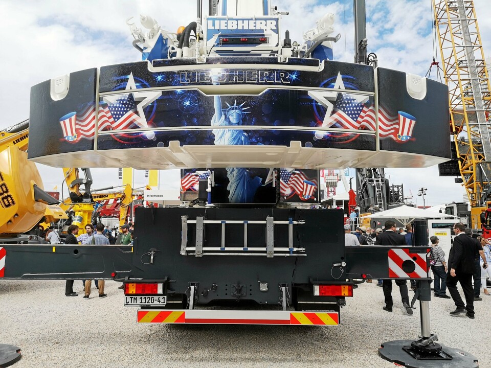 TØFT: Liebherr viste noen godt dekorerte kraner og andre maskiner på Conexpo. Amerikanerne liker sånt.