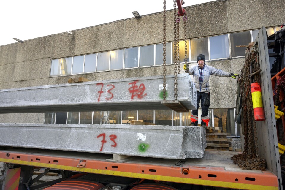 SPREK: Rolf Hansen (83) hopper opp på hengeren omtrent som han skulle vært i 20-åra.