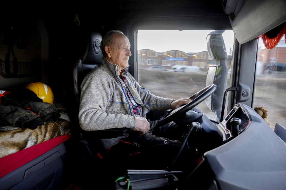 KJØRER SELV: Han bruker ikke cruisekontroll. Han vil ha følelse med bilen selv.