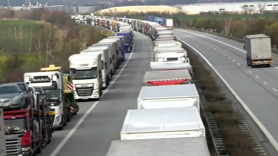 Kø på motorveien ved byen Görlitz ved grensen mot Polen 19. mars.