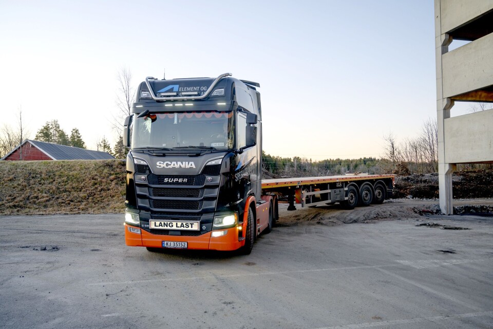 TRANGT: Det er ofte langt og trangt inn dit betongelementene skal losses av. Da hjelper sving på alle akslingene på hengeren.