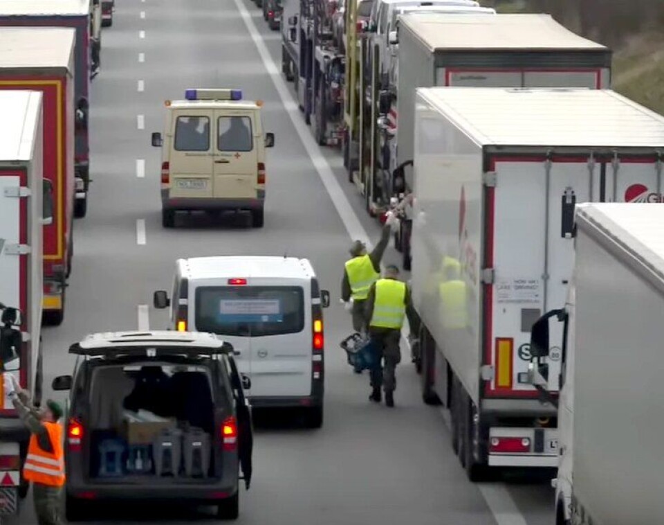 Tyske militære og Røde kors deler ut mat og drikke til sjåførene i hundrevis av vogntog i kø i Tyskland ved grensen mot Polen 19. mars.