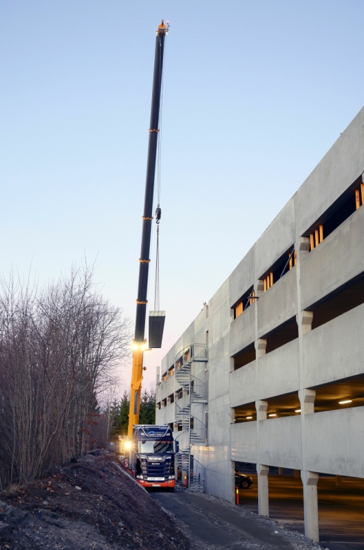 LOSSING: Loe Elementmontasje heiser på plass de 17 meter lange betongdekkene på Torp Lufthavn.