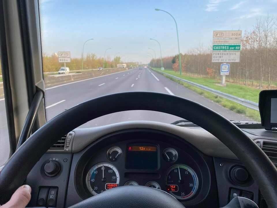 Det er utrolig stille på motorveien i Frankrike kl 08.00 en torsdag, forteller Fabien.