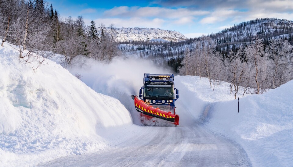 Den nye fjellplogen fr Mählers kaster snøen høyt og langt.